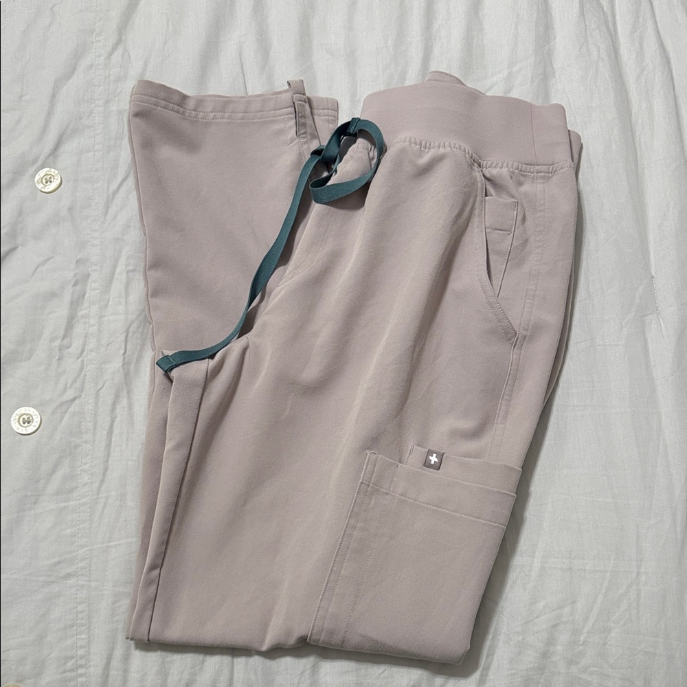 Figs Women's Cropped Pants in Light Gray